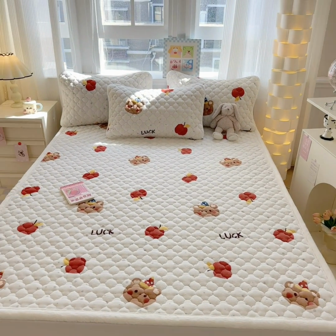 91家纺网 家纺一手货源 找家纺 慕尚家纺 2025牛奶绒床盖床褥被套三件套四件套 床垫-苹果小熊