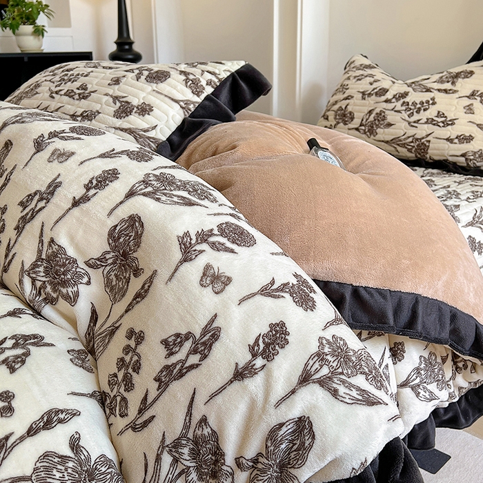 91家纺网 家纺一手货源 找家纺 美梦家纺 2024新款牛奶绒花边款夹棉床盖三件套 花边-艾瑞灰