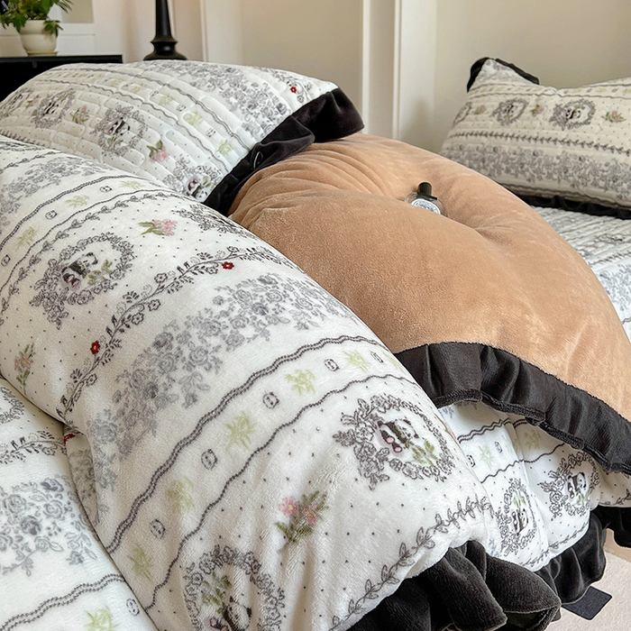 91家纺网 家纺一手货源 找家纺 美梦家纺 2024新款牛奶绒花边款夹棉床盖三件套 花边-漫生活