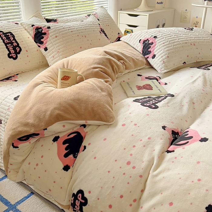 91家纺网 家纺一手货源 找家纺 美梦家纺 2024新款牛奶绒简单款夹棉床盖四件套 晚安猫