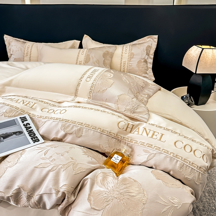 91家纺网 家纺一手货源 找家纺 宅家居 2024新款轻奢拼接亲肤精梳棉磨毛浮雕刺绣四件套-珍妮花房 珍妮花房-香槟金