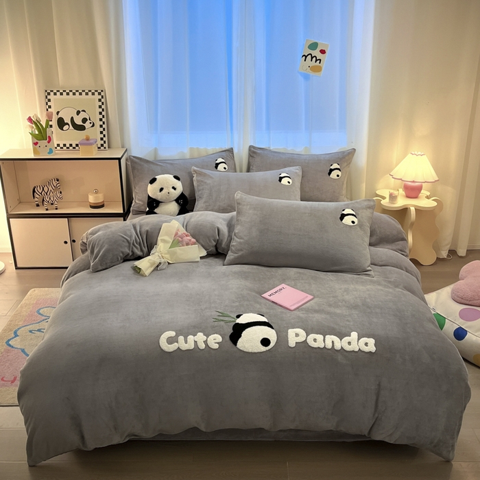 91家纺网 家纺一手货源 找家纺 葡萄家 2024新款卡通牛奶绒毛巾绣可爱熊猫保暖四件套提供买家秀 萌宝牛奶绒-灰