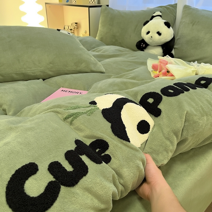 91家纺网 家纺一手货源 找家纺 葡萄家 2024新款卡通牛奶绒毛巾绣可爱熊猫保暖四件套提供买家秀 萌宝牛奶绒-绿