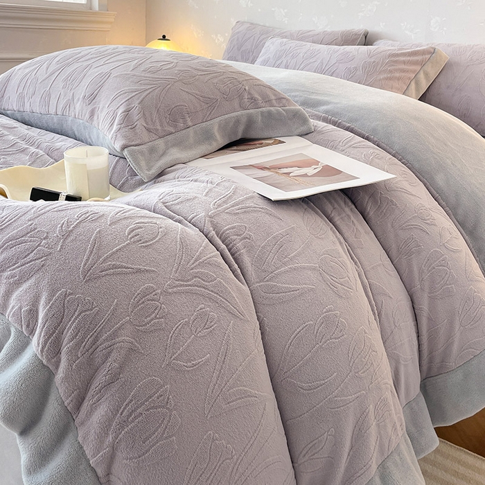 91家纺网 家纺一手货源 找家纺  2024秋冬款9斤重高级感雕花牛奶绒四件套加厚珊瑚绒加绒被套床单床笠床上用品-郁金秘语 风信紫