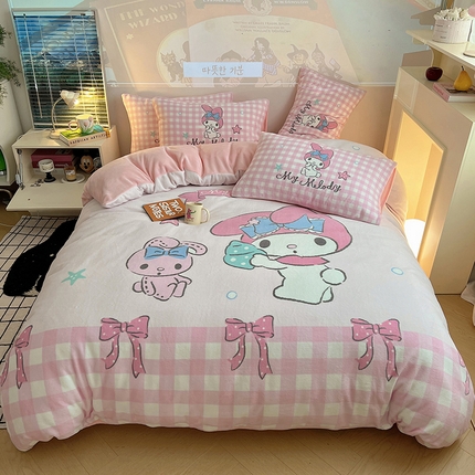 91家纺网 家纺一手货源 找家纺 （总）三朵家纺 2024新款数码大版牛奶绒印花三丽鸥系列四件套