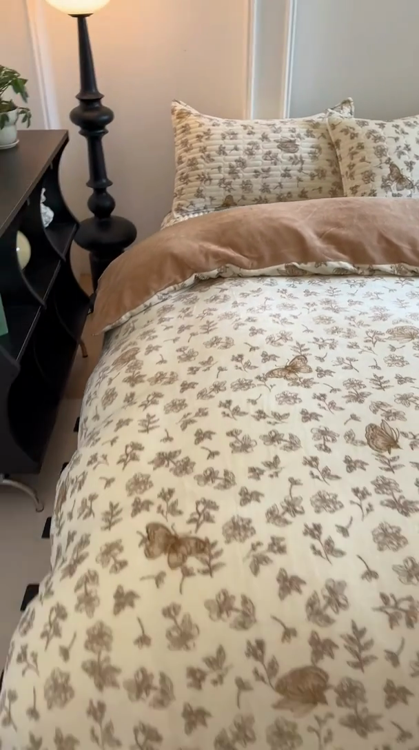 91家纺网 家纺一手货源 找家纺 美梦家纺 2024新款牛奶绒简单款夹棉床盖四件套 蝶舞咖