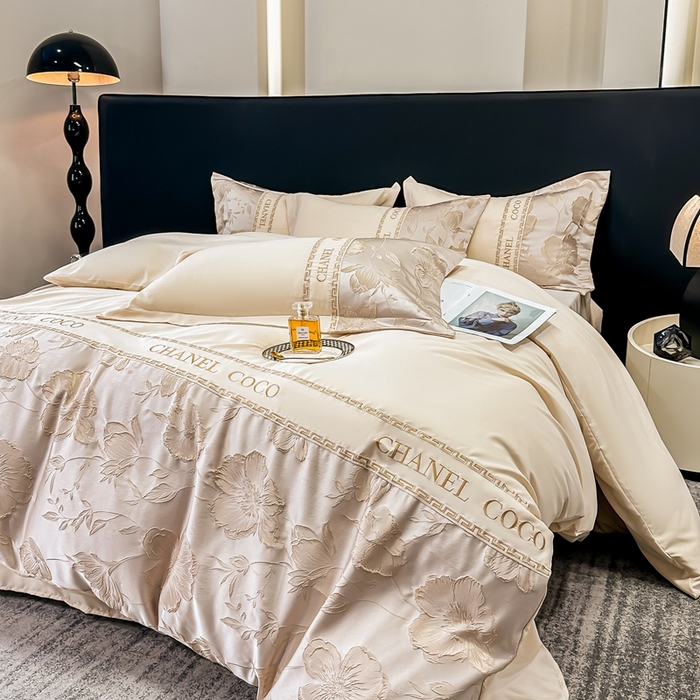 91家纺网 家纺一手货源 找家纺 宅家居 2024新款轻奢拼接亲肤精梳棉磨毛浮雕刺绣四件套-珍妮花房 珍妮花房-香槟金