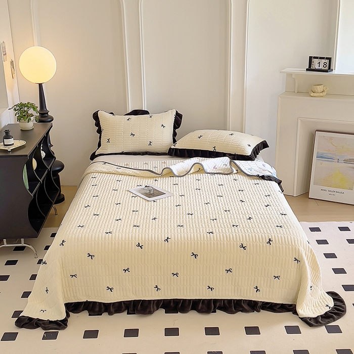 91家纺网 家纺一手货源 找家纺 美梦家纺 2024新款牛奶绒花边款夹棉床盖三件套花边- 蝴蝶结