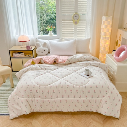 91家纺网 家纺一手货源 找家纺 艺菲阁家纺 2024新款A类水洗双层纱大豆纤维被冬被新花型 落幕花店