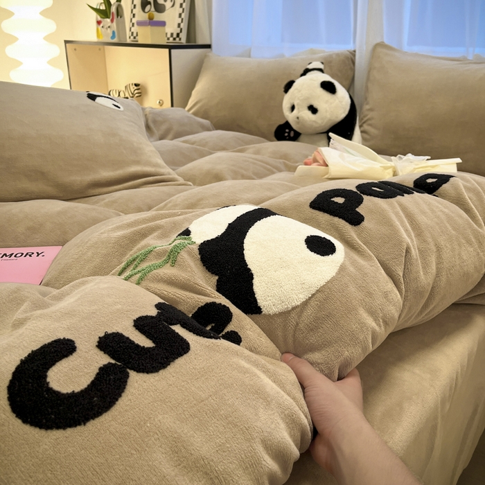 91家纺网 家纺一手货源 找家纺 葡萄家 2024新款卡通牛奶绒毛巾绣可爱熊猫保暖四件套提供买家秀 萌宝牛奶绒-咖