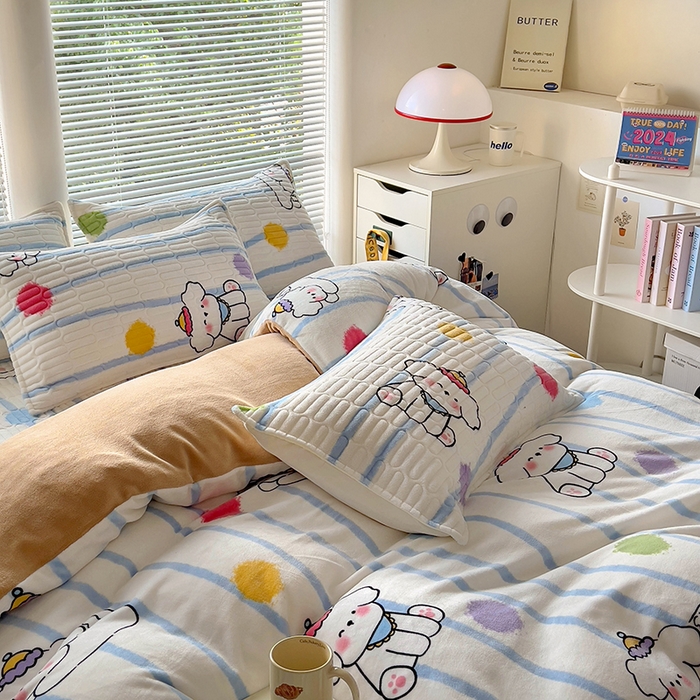 91家纺网 家纺一手货源 找家纺 美梦家纺 2024新款牛奶绒简单款夹棉床盖三件套 乖乖狗