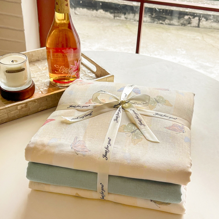 91家纺网 家纺一手货源 找家纺 一比一家纺 2025新款全棉母婴级抗菌有氧全棉双层纱亲肤全棉小清新印花三件套四件套 蝶舞