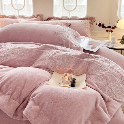 91家纺网 家纺一手货源 找家纺  2024秋冬九斤重轻奢高端加厚保暖牛奶绒四件套刺绣宝宝绒爆款床单被套床笠款床上用品-花迹 蜜豆红