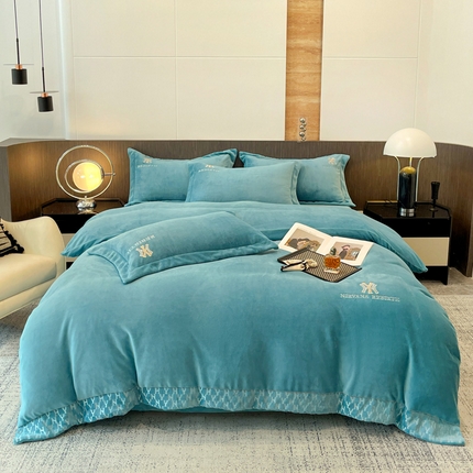 91家纺网 家纺一手货源 找家纺 星尚家纺 2024新款全消光A类230g牛奶绒四件套-维也纳 孔雀蓝