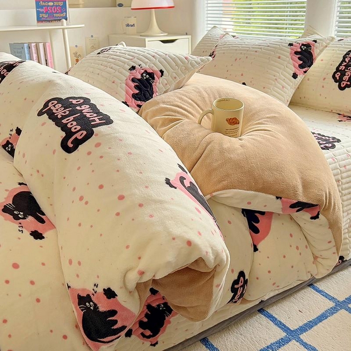 91家纺网 家纺一手货源 找家纺 美梦家纺 2024新款牛奶绒简单款夹棉床盖四件套 晚安猫