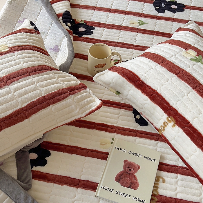 91家纺网 家纺一手货源 找家纺 美梦家纺 2024新款牛奶绒简单款夹棉床盖三件套 哈基米红