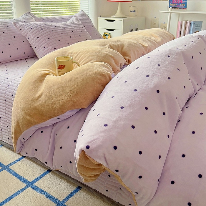 91家纺网 家纺一手货源 找家纺 美梦家纺 2024新款牛奶绒简单款夹棉床盖四件套 波点紫