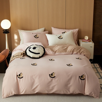 91家纺网 家纺一手货源 找家纺 初拾 2024新款100s澳棉磨毛刺绣四件套-木马骑士 木马骑士-泡泡粉