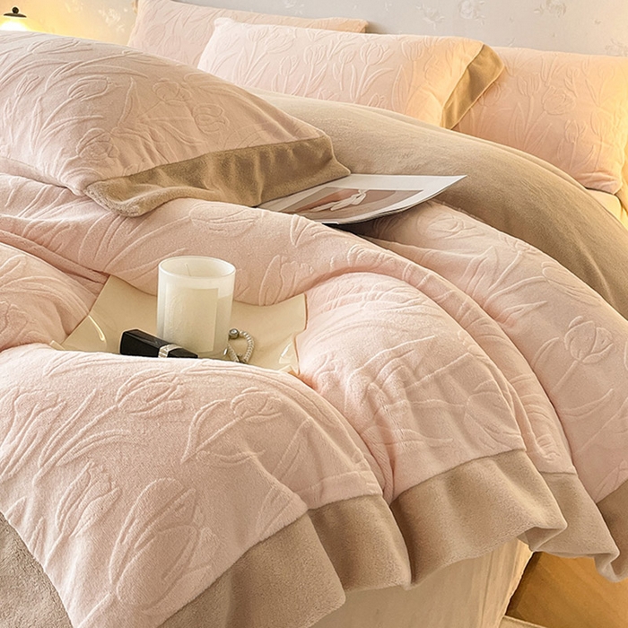 91家纺网 家纺一手货源 找家纺  2024秋冬款9斤重高级感雕花牛奶绒四件套加厚珊瑚绒加绒被套床单床笠床上用品-郁金秘语 白桃色