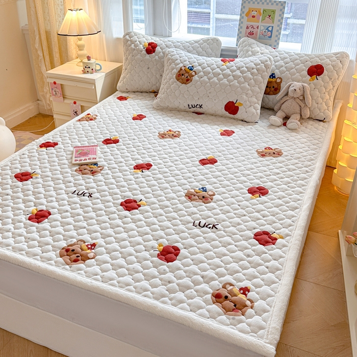 91家纺网 家纺一手货源 找家纺 慕尚家纺 2025牛奶绒床盖床褥被套三件套四件套 床垫-苹果小熊