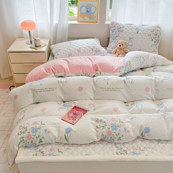 91家纺网 家纺一手货源 找家纺 慕尚家纺 2025牛奶绒床盖床褥被套三件套四件套 床垫-鲜花小兔