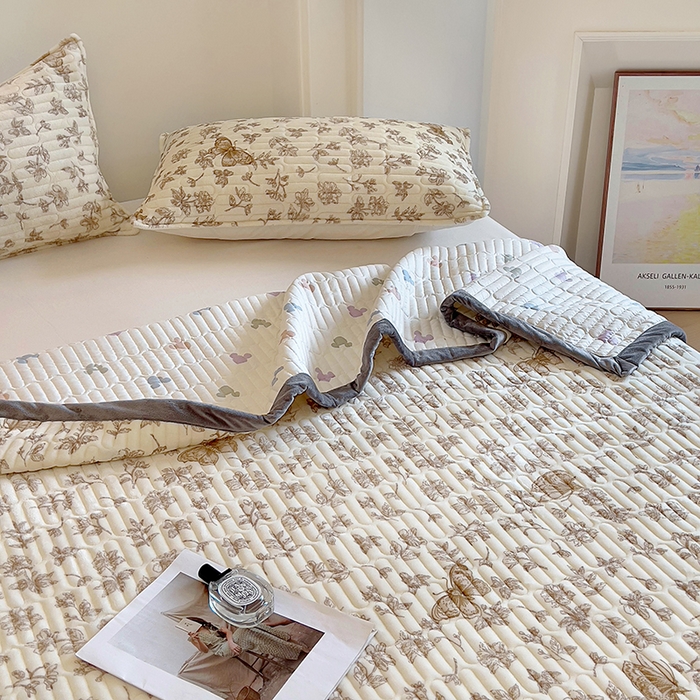 91家纺网 家纺一手货源 找家纺 美梦家纺 2024新款牛奶绒简单款夹棉床盖四件套 蝶舞咖