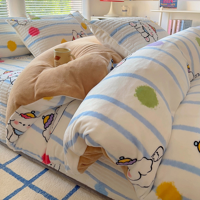 91家纺网 家纺一手货源 找家纺 美梦家纺 2024新款牛奶绒简单款夹棉床盖三件套 乖乖狗