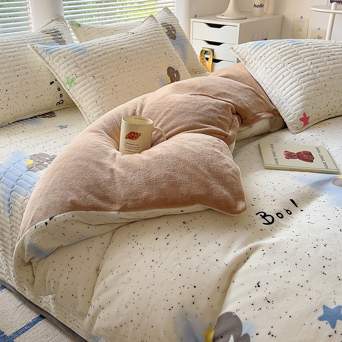 91家纺网 家纺一手货源 找家纺 美梦家纺 2024新款牛奶绒简单款夹棉床盖四件套 象先生蓝