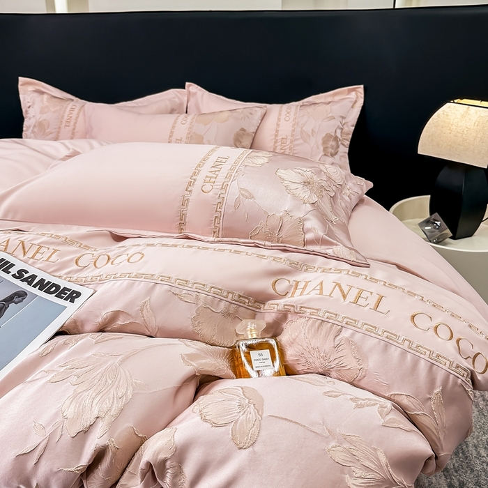 91家纺网 家纺一手货源 找家纺 宅家居 2024新款轻奢拼接亲肤精梳棉磨毛浮雕刺绣四件套-珍妮花房 珍妮花房-粉色