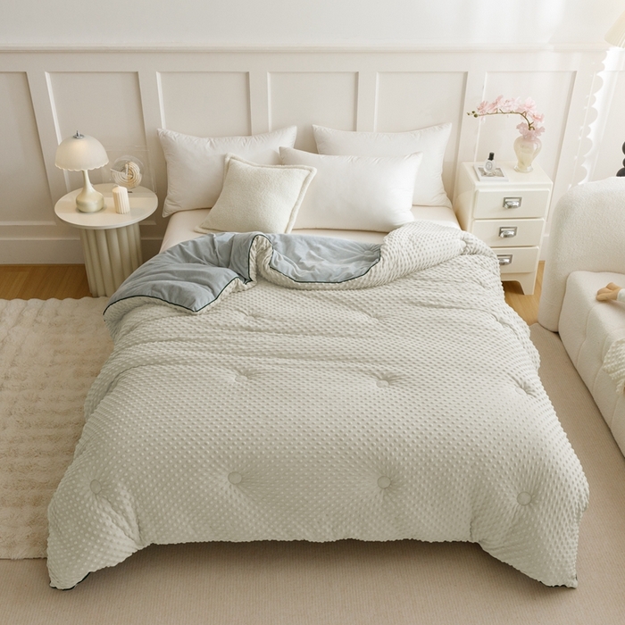 91家纺网 家纺一手货源 找家纺 凉百百 2024新款豆豆绒被芯系列 白