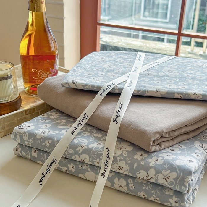 91家纺网 家纺一手货源 找家纺 一比一家纺 2025新款全棉母婴级抗菌有氧全棉双层纱亲肤全棉小清新印花三件套四件套 木槿花-兰