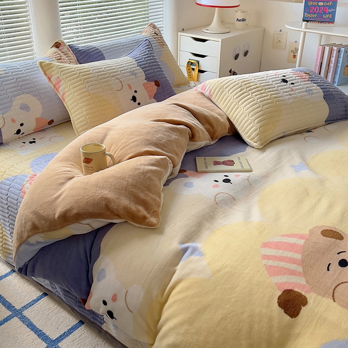 91家纺网 家纺一手货源 找家纺 美梦家纺 2024新款牛奶绒简单款夹棉床盖三件套 萌宝