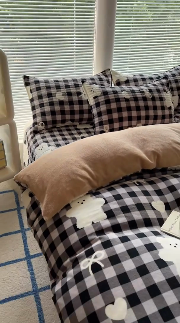 91家纺网 家纺一手货源 找家纺 美梦家纺 2024新款牛奶绒简单款夹棉床盖四件套 精灵熊黑