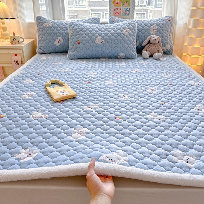 91家纺网 家纺一手货源 找家纺 慕尚家纺 2025牛奶绒床盖床褥被套三件套四件套 床垫-宝贝熊仔