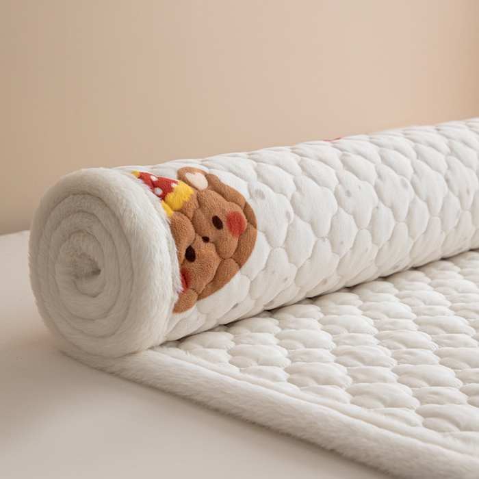 91家纺网 家纺一手货源 找家纺 慕尚家纺 2025牛奶绒床盖床褥被套三件套四件套 床垫-苹果小熊