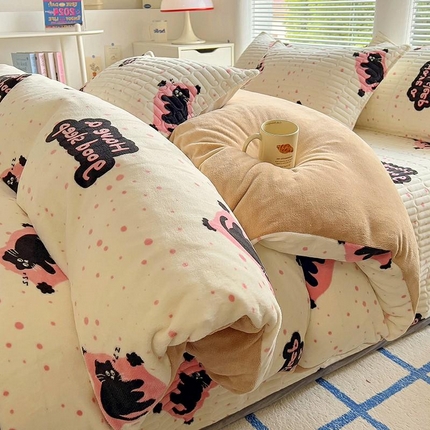 91家纺网 家纺一手货源 找家纺 （总）美梦家纺 2024新款牛奶绒简单款夹棉床盖四件套