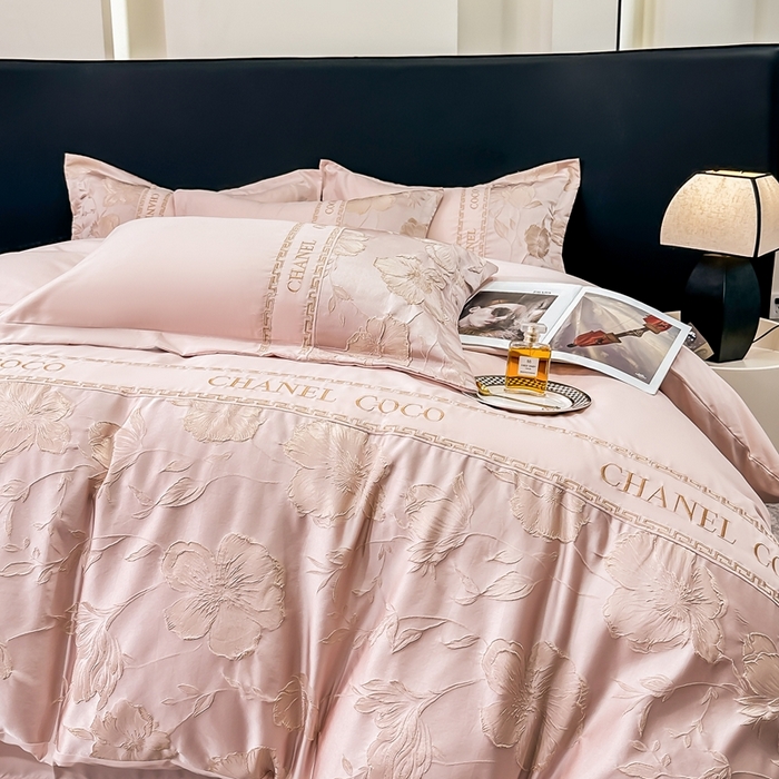 91家纺网 家纺一手货源 找家纺 宅家居 2024新款轻奢拼接亲肤精梳棉磨毛浮雕刺绣四件套-珍妮花房 珍妮花房-粉色