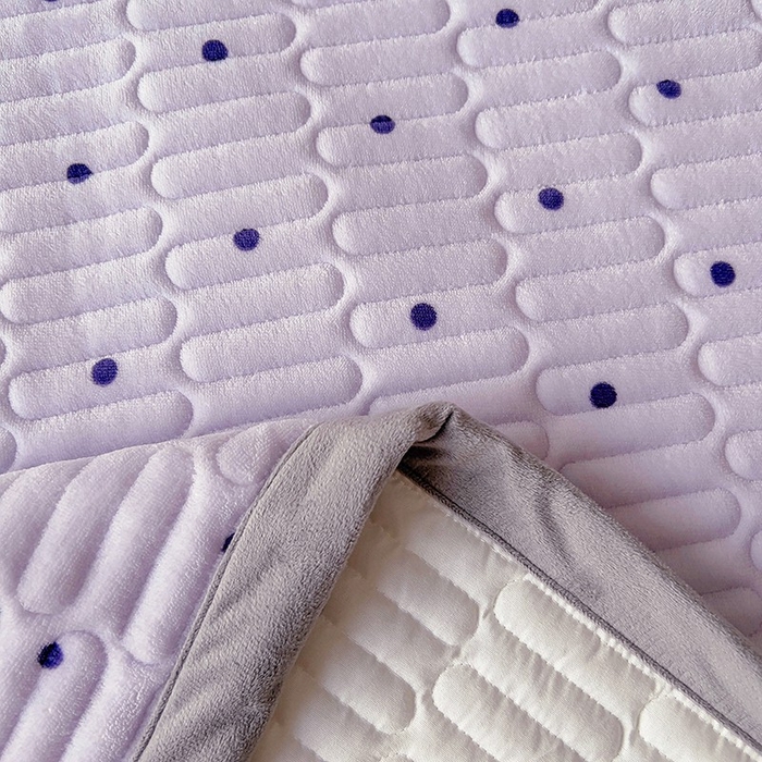 91家纺网 家纺一手货源 找家纺 美梦家纺 2024新款牛奶绒简单款夹棉床盖三件套 波点紫