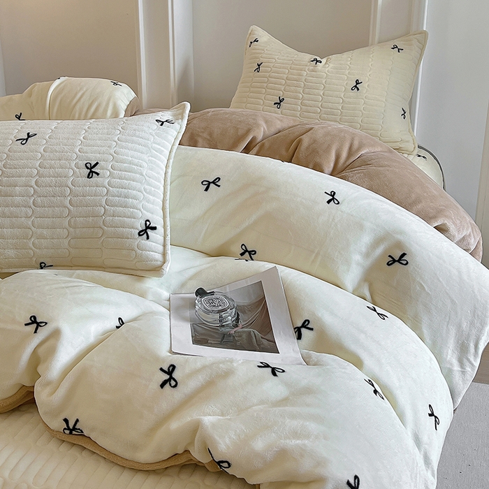 91家纺网 家纺一手货源 找家纺 美梦家纺 2024新款牛奶绒简单款夹棉床盖四件套 蝴蝶结