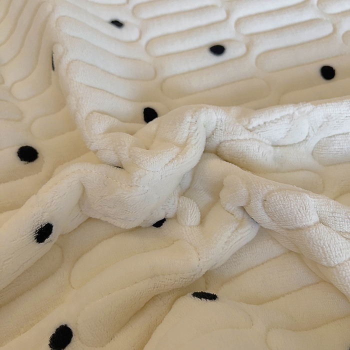 91家纺网 家纺一手货源 找家纺 美梦家纺 2024新款牛奶绒简单款夹棉床盖三件套 波点米