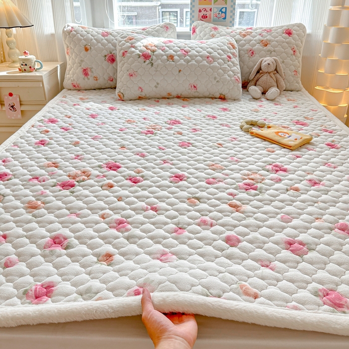 91家纺网 家纺一手货源 找家纺 慕尚家纺 2025牛奶绒床盖床褥被套三件套四件套 床垫-甜美冬日