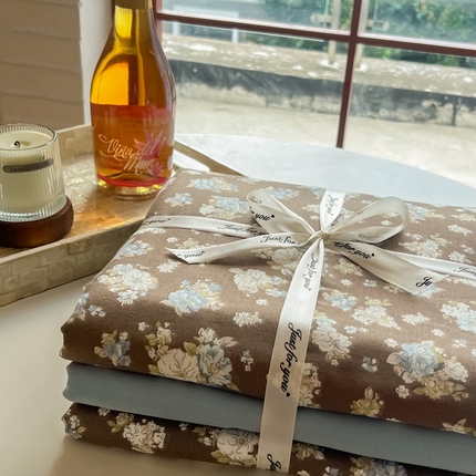 91家纺网 家纺一手货源 找家纺 一比一家纺 2026新款全棉母婴级抗菌有氧全棉双层纱亲肤全棉小清新印花三件套四件套 海盐拿铁