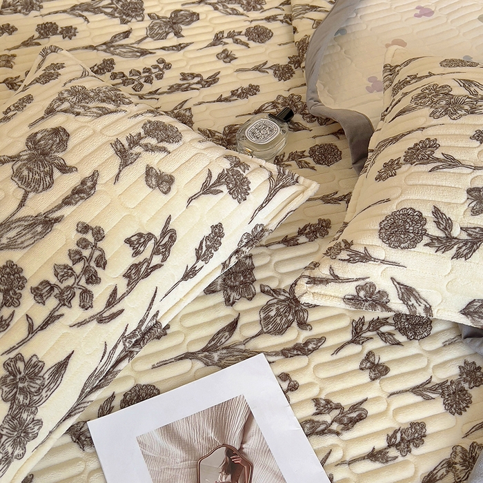 91家纺网 家纺一手货源 找家纺 美梦家纺 2024新款牛奶绒简单款夹棉床盖三件套 艾瑞灰