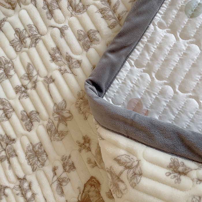 91家纺网 家纺一手货源 找家纺 美梦家纺 2024新款牛奶绒简单款夹棉床盖四件套 蝶舞咖