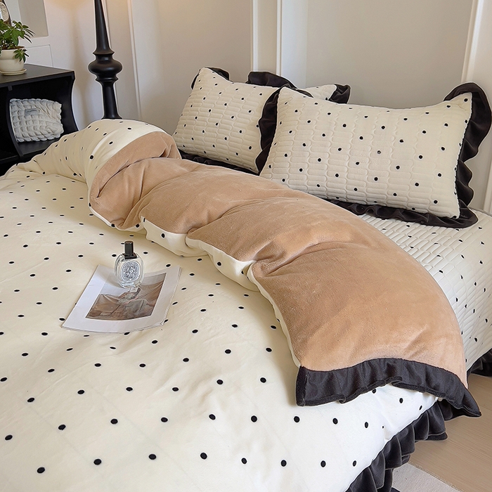 91家纺网 家纺一手货源 找家纺 美梦家纺 2024新款牛奶绒花边款夹棉床盖三件套 花边-波点米