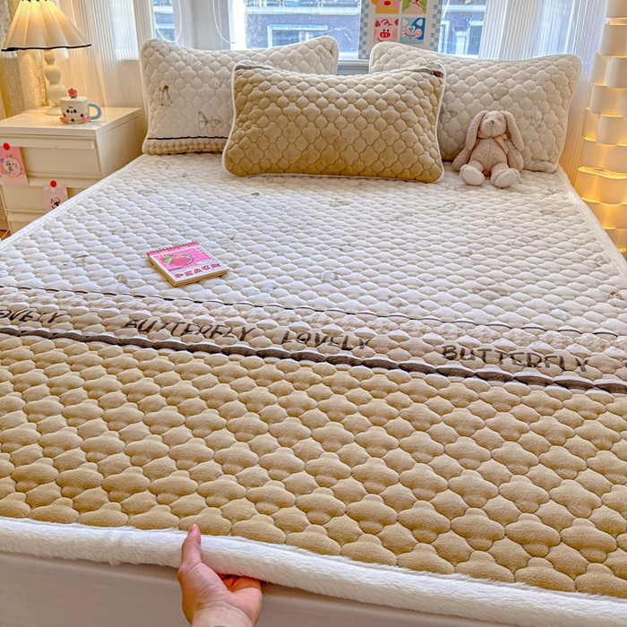 91家纺网 家纺一手货源 找家纺 慕尚家纺 2025牛奶绒床盖床褥被套三件套四件套 床垫-梦蝶