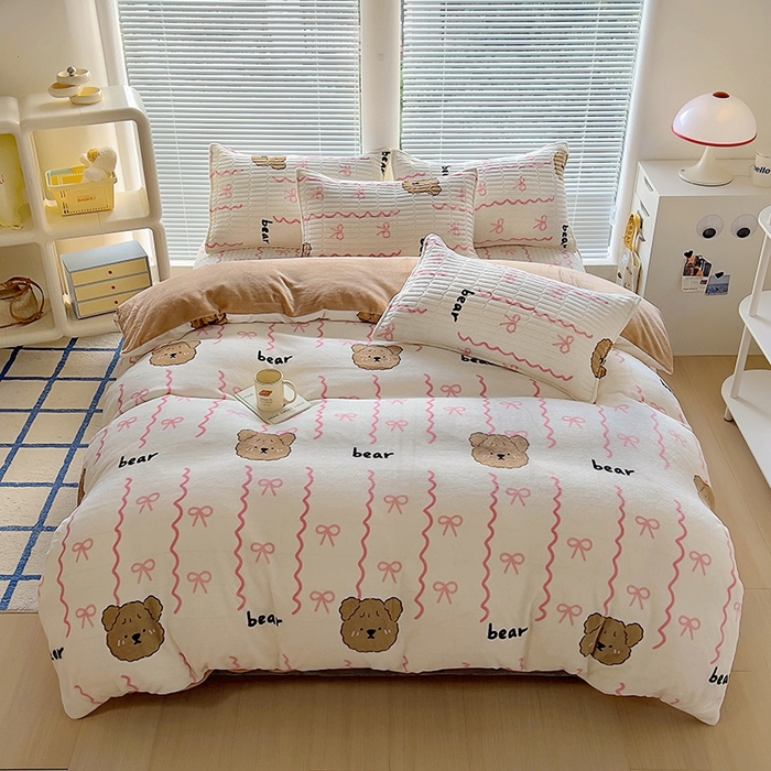 91家纺网 家纺一手货源 找家纺 美梦家纺 2024新款牛奶绒简单款夹棉床盖三件套 青涩粉