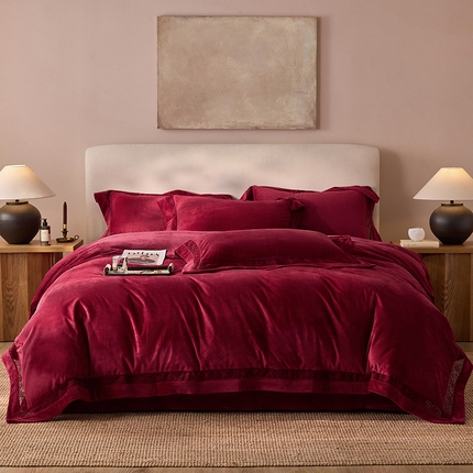 91家纺网 家纺一手货源 找家纺 淼铭家纺 2025新款A类高克重婴肤绒镂空工艺四件套-曼柔系列 曼柔-贵族红