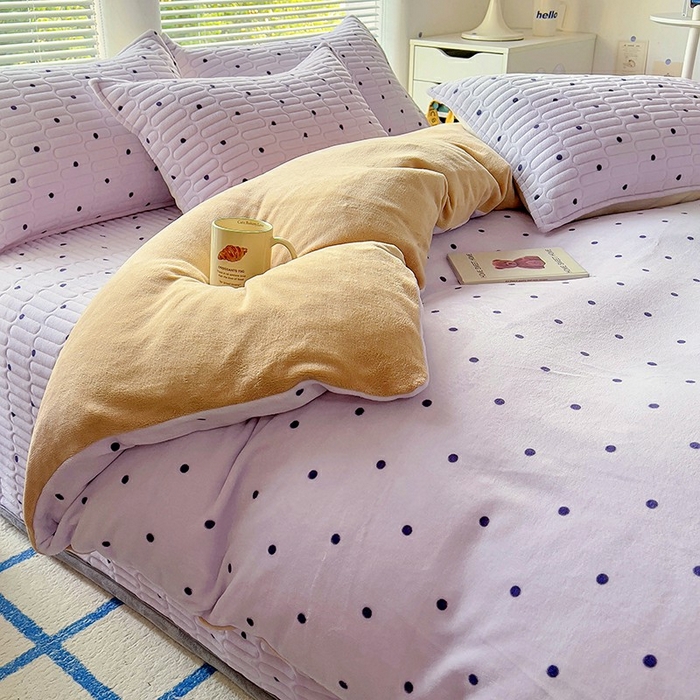 91家纺网 家纺一手货源 找家纺 美梦家纺 2024新款牛奶绒简单款夹棉床盖四件套 波点紫