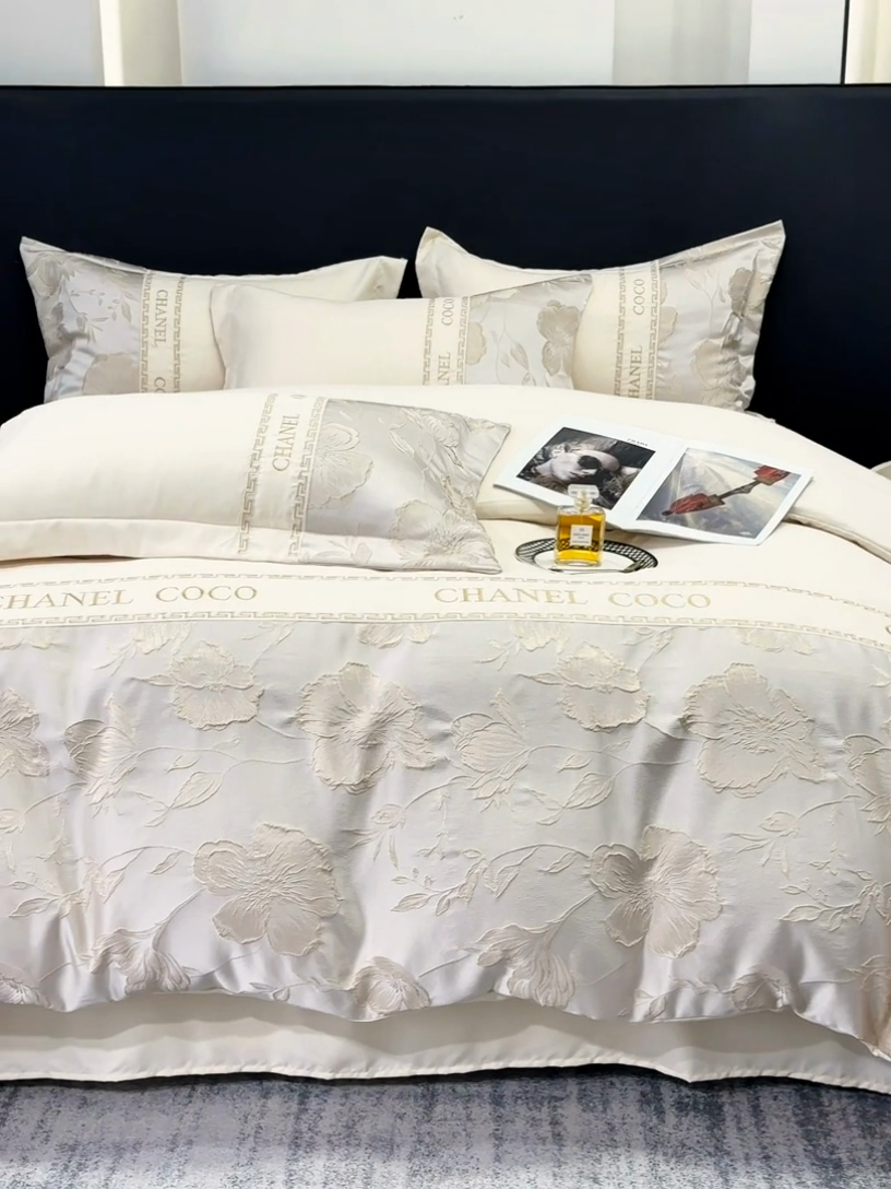 91家纺网 家纺一手货源 找家纺 宅家居 2024新款轻奢拼接亲肤精梳棉磨毛浮雕刺绣四件套-珍妮花房 珍妮花房-香槟金